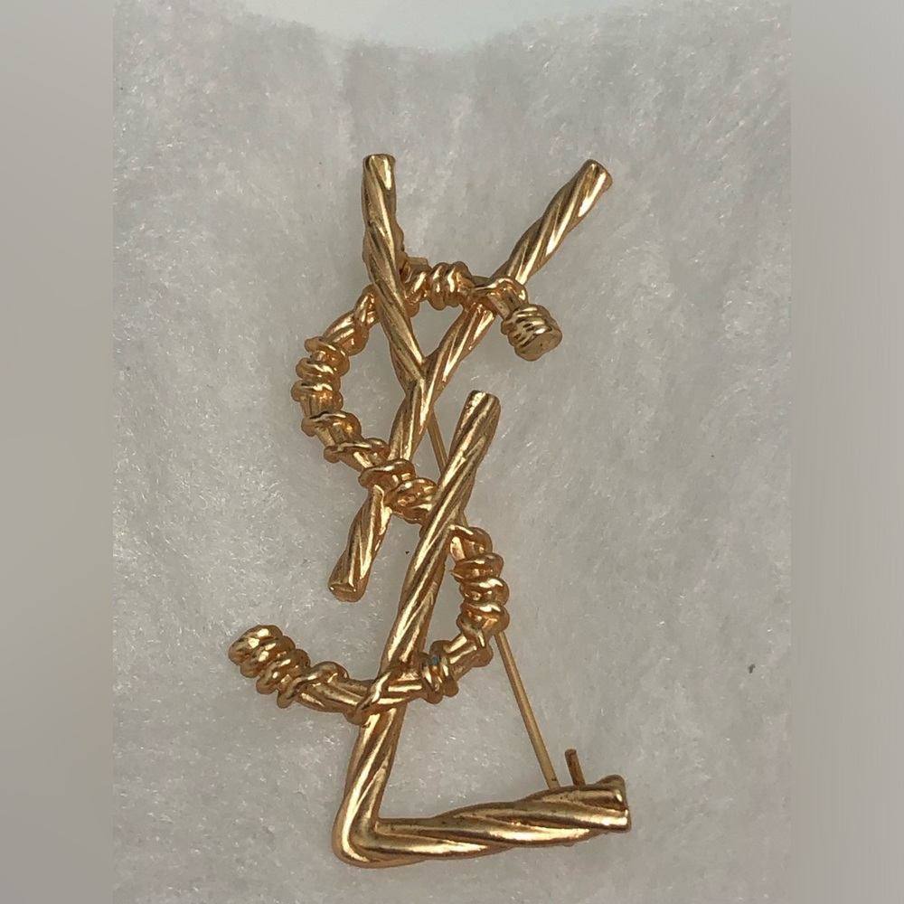 Fashion brooch pin gold tone